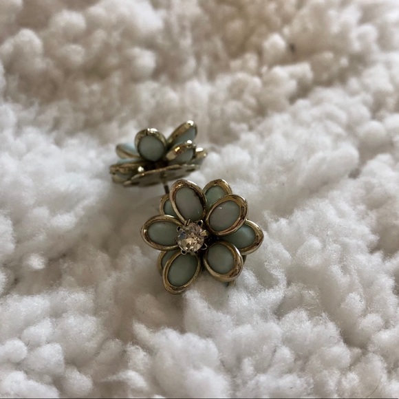 💙FREE WITH BUNDLE💙 Blue Epoxy and CZ Daisy Studs - Picture 6 of 6